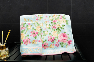 BOLANGDE Набор махровых полотенец для ванной 2 шт, банное и для лица и рук, 100% хлопок, Япония Пионы 70х140 и 34х78, голубой (вид 4) BOLANGDE Набор махровых полотенец для ванной 2 шт, банное и для лица и рук, 100% хлопок, Япония Пионы 70х140 и 34х78, голубой (фото, вид 4)